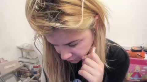 Snapshot of artsyandcraftsy_ chatting on 11/03/25, 10:21 MIA online show from 11/03/25, 10:21