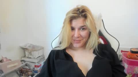 Snapshot of artsyandcraftsy_ chatting on 11/04/25, 10:25 MIA online show from 11/04/25, 10:25