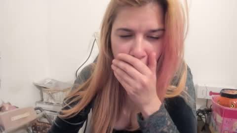 Snapshot of artsyandcraftsy_ chatting on 11/04/25, 10:31 MIA online show from 11/04/25, 10:31