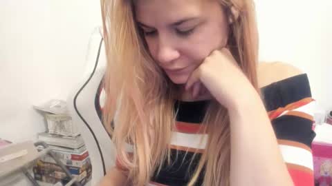 Snapshot of artsyandcraftsy_ chatting on 11/06/25, 02:12 MIA online show from 11/06/25, 02:12