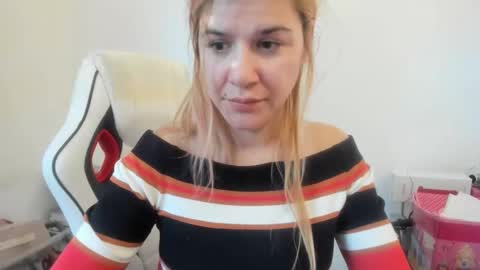 Snapshot of artsyandcraftsy_ chatting on 11/06/25, 02:18 MIA online show from 11/06/25, 02:18