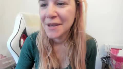 Snapshot of artsyandcraftsy_ chatting on 11/07/25, 08:47 MIA online show from 11/07/25, 08:47