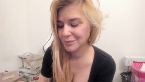 Snapshot of artsyandcraftsy_ chatting on 11/07/25, 09:04 MIA online show from 11/07/25, 09:04