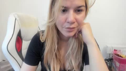 Snapshot of artsyandcraftsy_ chatting on 11/08/25, 09:09 MIA online show from 11/08/25, 09:09