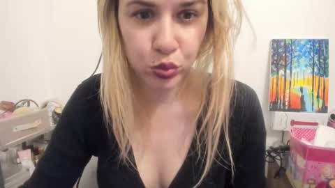 Snapshot of artsyandcraftsy_ chatting on 11/09/25, 11:03 MIA online show from 11/09/25, 11:03