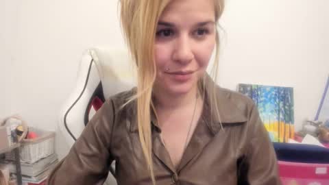 Snapshot of artsyandcraftsy_ chatting on 11/17/25, 12:27 MIA online show from 11/17/25, 12:27