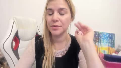 Snapshot of artsyandcraftsy_ chatting on 11/17/25, 06:46 MIA online show from 11/17/25, 06:46