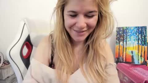 Snapshot of artsyandcraftsy_ chatting on 11/20/25, 08:58 MIA online show from 11/20/25, 08:58