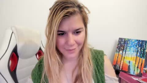 Snapshot of artsyandcraftsy_ chatting on 11/21/25, 10:36 MIA online show from 11/21/25, 10:36