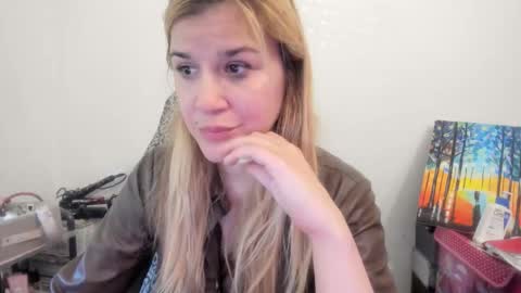 Snapshot of artsyandcraftsy_ chatting on 11/23/25, 01:55 MIA online show from 11/23/25, 01:55