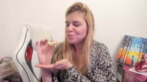 Snapshot of artsyandcraftsy_ chatting on 11/24/25, 10:53 MIA online show from 11/24/25, 10:53