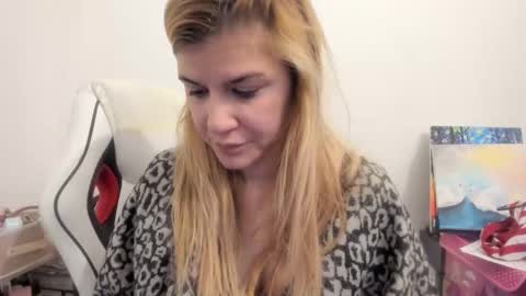 Snapshot of artsyandcraftsy_ chatting on 11/25/25, 10:59 MIA online show from 11/25/25, 10:59