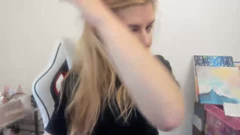 Snapshot of artsyandcraftsy_ chatting on 11/26/25, 11:22 MIA online show from 11/26/25, 11:22