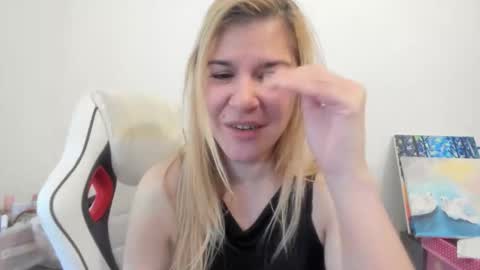 Snapshot of artsyandcraftsy_ chatting on 11/27/25, 11:34 MIA online show from 11/27/25, 11:34