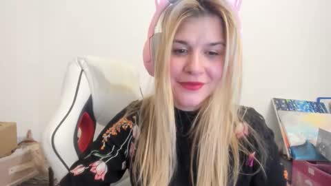 Snapshot of artsyandcraftsy_ chatting on 11/28/25, 11:51 MIA online show from 11/28/25, 11:51