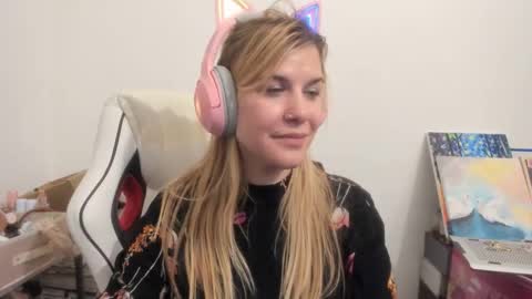 Snapshot of artsyandcraftsy_ chatting on 11/30/25, 12:14 MIA online show from 11/30/25, 12:14