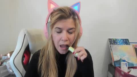 Snapshot of artsyandcraftsy_ chatting on 11/30/25, 12:31 MIA online show from 11/30/25, 12:31