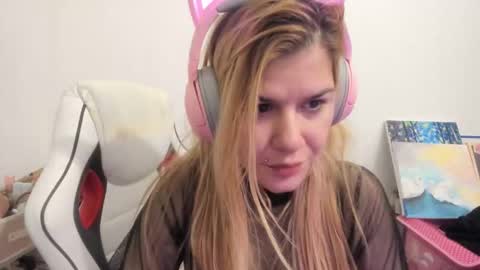 Snapshot of artsyandcraftsy_ chatting on 12/01/25, 06:07 MIA online show from 12/01/25, 06:07