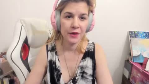 Snapshot of artsyandcraftsy_ chatting on 12/01/25, 06:13 MIA online show from 12/01/25, 06:13