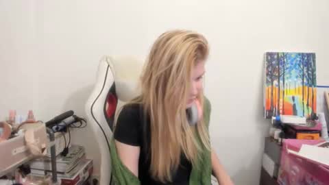 Snapshot of artsyandcraftsy_ chatting on 12/04/25, 10:51 MIA online show from 12/04/25, 10:51