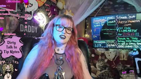 Snapshot of artsyheartsyy chatting on 12/18/25, 01:55 ArtsyHeartsyy online show from 12/18/25, 01:55