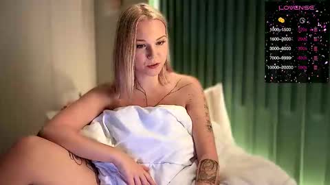 Snapshot of arya_stark7 chatting on 01/15/26, 04:55 Arya brunett and Cassie blond online show from 01/15/26, 04:55