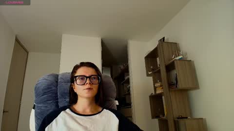 Snapshot of arya_starkw chatting on 11/18/25, 02:43 Ary 3 online show from 11/18/25, 02:43