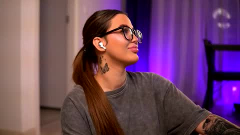 Lunaa  online show from 11/25/25, 07:03