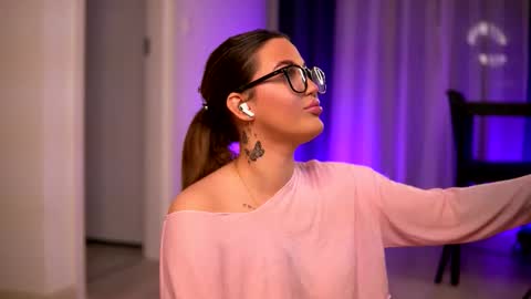 Lunaa  online show from 11/26/25, 07:26