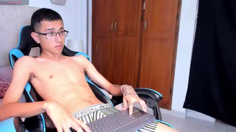 Snapshot of asher_lux chatting on 12/22/25, 08:06 Asher online show from 12/22/25, 08:06
