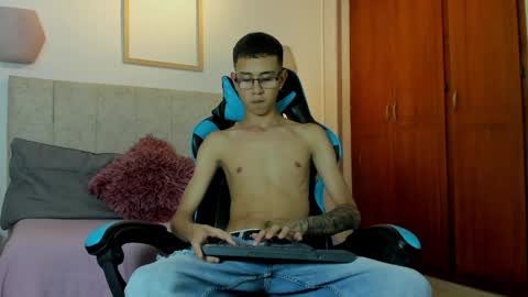 Snapshot of asher_lux chatting on 03/31/26, 10:21 Asher online show from 03/31/26, 10:21