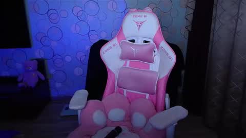 Snapshot of ashley__cooper__ chatting on 10/28/25, 02:37 Yasmina online show from 10/28/25, 02:37