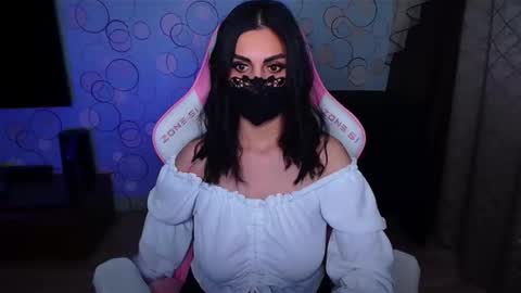 Snapshot of ashley__cooper__ chatting on 12/17/25, 04:07 Yasmina online show from 12/17/25, 04:07