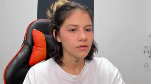 Snapshot of ashleytravis_ chatting on 12/05/24, 03:59 online show from 12/05/24, 03:59