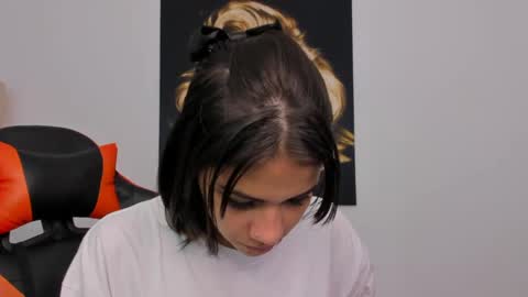 Snapshot of ashleytravis_ chatting on 12/20/24, 06:45 online show from 12/20/24, 06:45