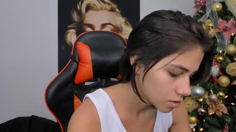 Snapshot of ashleytravis_ chatting on 12/26/24, 02:55 online show from 12/26/24, 02:55