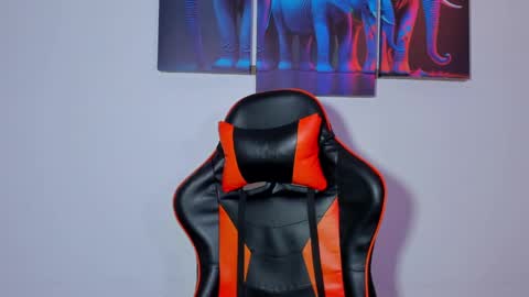 Snapshot of ashleytravis_ chatting on 01/14/25, 07:00 online show from 01/14/25, 07:00