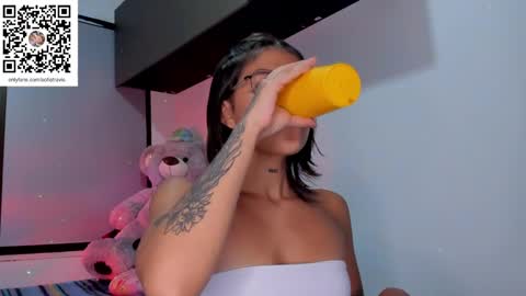 Snapshot of ashleytravis_ chatting on 01/22/25, 02:59 online show from 01/22/25, 02:59