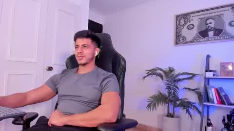 Snapshot of ashton_coleman_ chatting on 11/13/25, 09:03 my name real is camilo online show from 11/13/25, 09:03