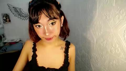 Snapshot of asianbarbie05 chatting on 10/20/25, 01:11 SOFIA online show from 10/20/25, 01:11