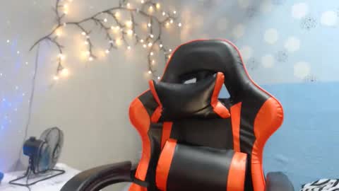 Snapshot of asianindulgent chatting on 11/16/25, 01:17 AMARA online show from 11/16/25, 01:17