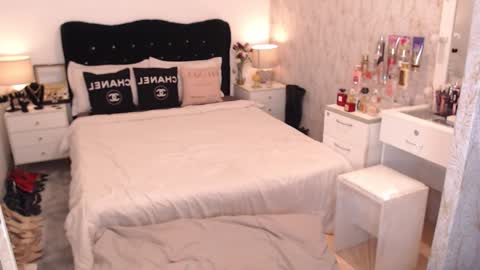 Kylie online show from 02/20/25, 04:25