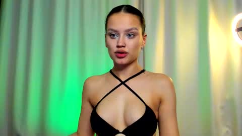 My name is Kiki  Help me with thumbps up please   online show from 10/25/25, 09:20