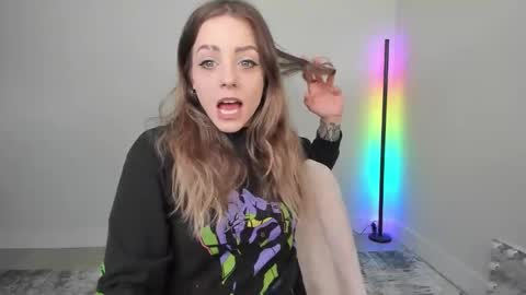 Snapshot of astridluxe chatting on 04/17/26, 03:26 Astrid Luxe online show from 04/17/26, 03:26