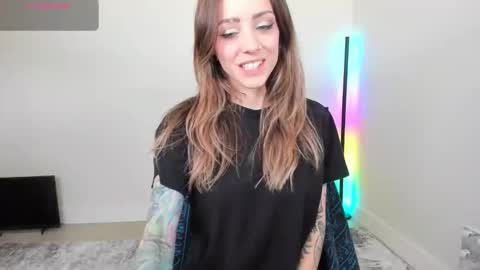 Snapshot of astridluxe chatting on 06/09/26, 04:07 Astrid Luxe online show from 06/09/26, 04:07