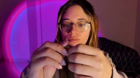 Snapshot of atenas__05 chatting on 11/12/25, 09:32 atenas online show from 11/12/25, 09:32