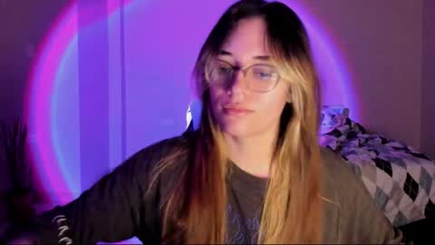 Snapshot of atenas__05 chatting on 11/18/25, 09:36 atenas online show from 11/18/25, 09:36