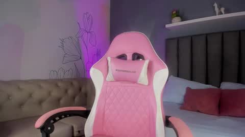 Snapshot of atenea_jones_ chatting on 11/25/25, 07:47 Atenea online show from 11/25/25, 07:47