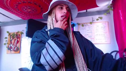 Snapshot of ateneasairce chatting on 10/22/25, 01:33 Atenea online show from 10/22/25, 01:33