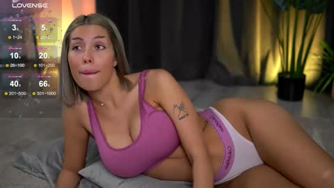 Isabella online show from 10/15/25, 09:42